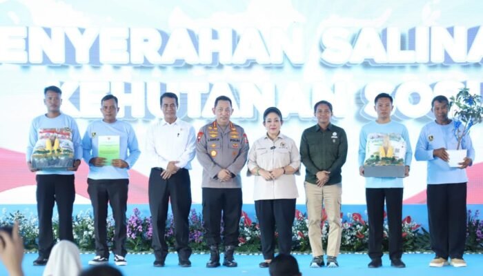Menhut Serahkan SK Perhutanan Sosial Kepada Kelompok Tani