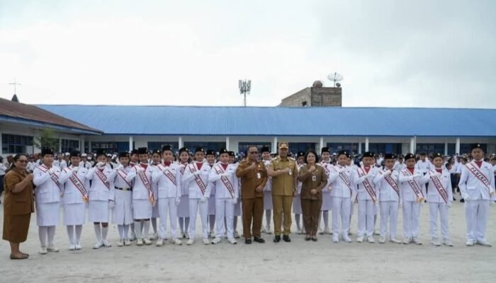 Bupati Pembina Upacara di UPT SMP N 001 Doloksanggul