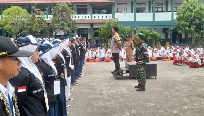Police Go To School, Bhabinkamtibmas Kotabaru Berikan Pembinaan dan Penyuluhan di SMPN 13