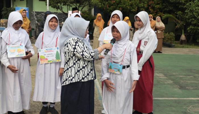 Ketua TP PKK Kota Bekasi Meninjau Kegiatan MPLS ke Sejumlah Sekolah