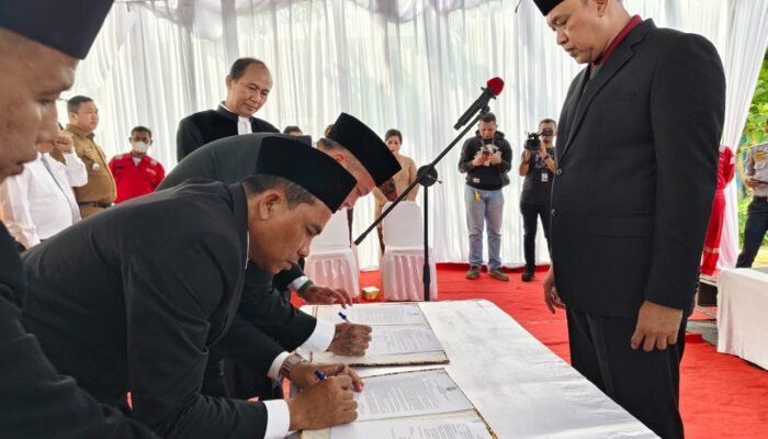 Walikota Bekasi,Tri Adhianto lantik M Aldo Sirait dan David Menjadi Direktur di Dua BUMD
