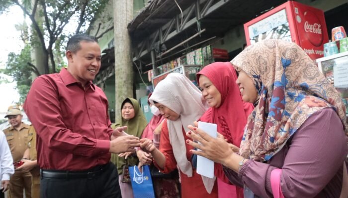 BLT dari Cukai Tembakau Dibagikan, Walikota Tri Langsung Salurkan ke Warga