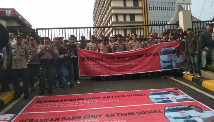 Ratusan Masyarakat Geruduk Kantor Polres Metro Kota Bekasi 