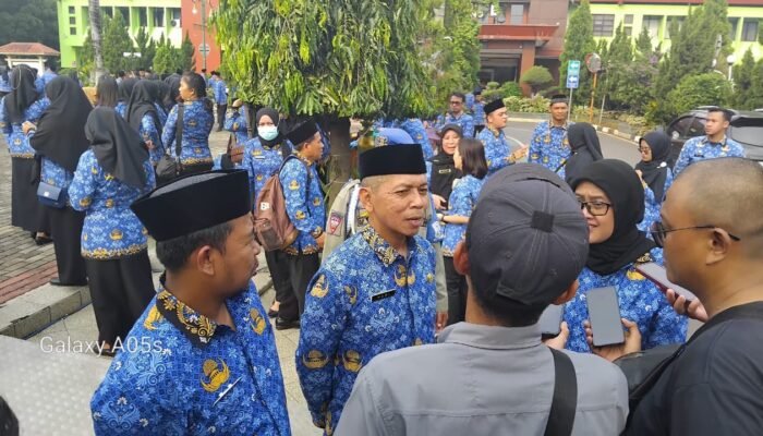 Kepala BKPSDM Kota Bekasi Serahkan SK PPPK Tenaga Kesehatan Kota Bekasi