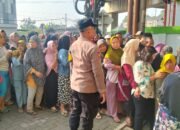 Kawal Bantuan Sosial, Bhabinkamtibmas Bojong Menteng Amankan Penyaluran 1.900 Kantong Beras