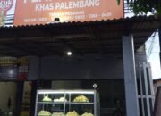 Pempek Dan Model Hany Menyediakan Bermacam Sajian