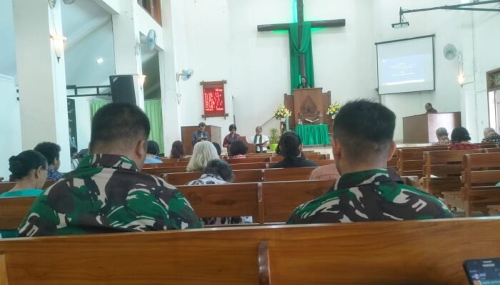 Personel Satgas TMMD Reguler Ke-125 Kodim 0735/Surakarta Yang Beragama Kristen Ikuti Ibadah di Gereja