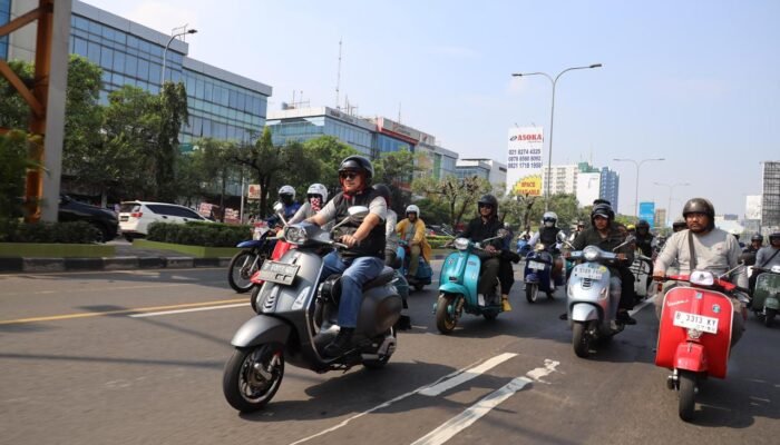 Bareng Komunitas Vespa, Wawali Harris Bobihoe Gaungkan Semangat Kemerdekaan